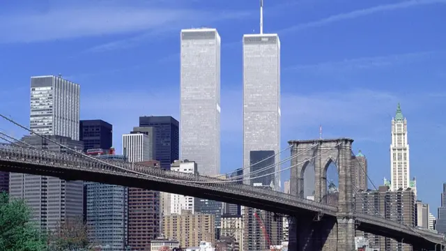 ตึกแฝดเวิลด์เทรดเซ็นเตอร์เป็นอาคารสำนักงานสูง 110 ชั้น และถือเป็นสัญลักษณ์ที่โด่งดังของนครนิวยอร์กในตอนนั้น