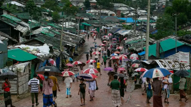 মানবাধিকার কর্মীরা বলছেন, অল্প একটু জায়গায় প্রচুর মানুষ বসবাসের কারণে এসব ক্যাম্পে ঝগড়া বিবাদ সংঘাত লেগেই থাকে।