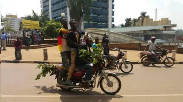 Bamwe muri bo bari bitwaje amashami y'ibiti