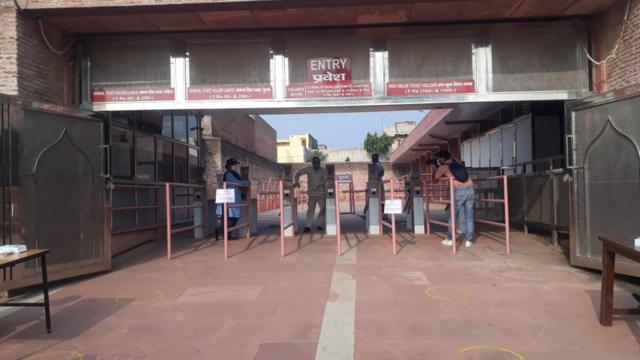 The entrance of the Taj usually has long queues