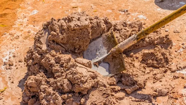 ကော်တဲ့ပစ္စည်းမို့ "ကော်" လို့ခေါ်သင့်ပေမဲ့ အသံထွက်တော့ "ဂေါ်" သတ်ပုံကျမ်းမှာ "ဂေါ်"