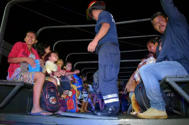 Residentes de Puerto Madero, en Chiapas, al sur de México, siendo evacuados por el terremoto de magnitud 8,2.