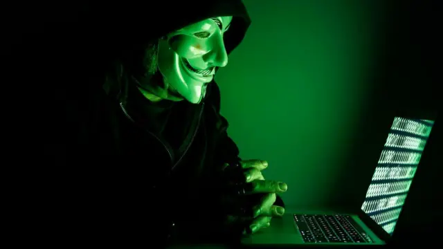 মুখোশধারী হ্যাকার।