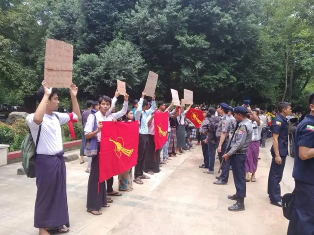 ရာပြည့်ပွဲမှာ မဲမဆွယ်နဲ့ ဆိုတဲ့ စာတမ်း ကိုင်ဆောင် ဆန္ဒပြ