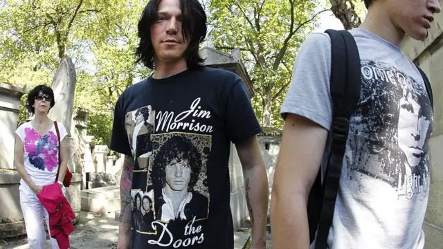 معجبون بنجم الروك الراحل يزورون ضريحه عام 2011