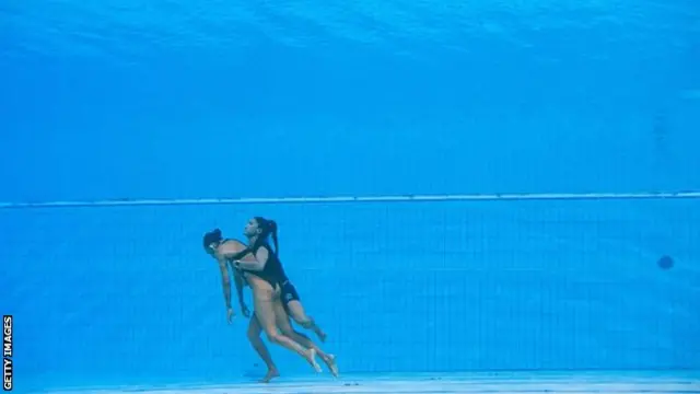 Anita Alvarez is rescued underwater by her coach Andrea Fuentes