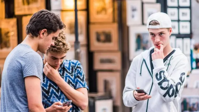 مجموعة من الشباب