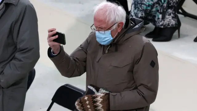 Bernie Sanders toma una foto
