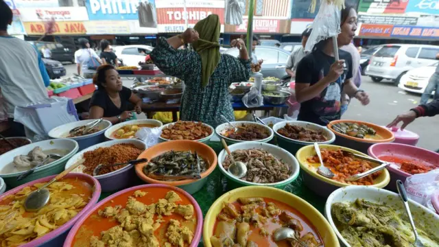 Indonesian food vendors prepare meals for customers to break their fasts during Ramadan at a market in Jakarta on July 25, 2013
