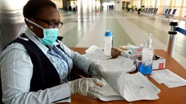 Mwanamke aliyevalia barakoa kujikinda dhidi ya virusi vya corona