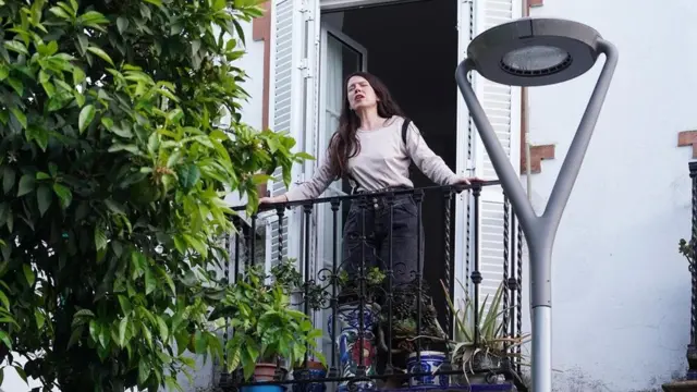 Mahnı oxuyan qadın