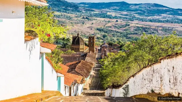 कोलंबिया के एंडीज पहाड़ों पर बसा औपनिवेशिक शहर बारिचरा.