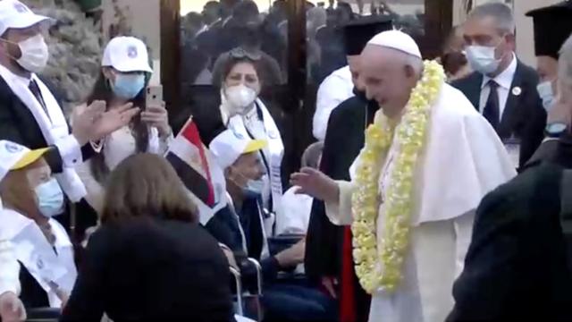 بغداد – البابا فرنسيس يحيي مستقبليه في كنيسة سيدة النجاة للسريان الكاثوليك في بغداد
