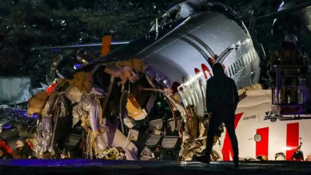 Un parte del avión fragmentado