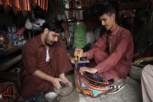 Radionica za 'čamak pati' u starom delu Ravalpindija, Pakistan. Pored oslikavanja, značajnu ulogu u dekoraciji vozila imaju i samolepljive trake. Tako u Pakistanu postoji posebna tehnika zvana ’čamak pati’ koja se sastoji u kombinovanju traka različitih boja i tekstura a u cilju stvaranja atraktivnih dekorativnih elemenata koji će potom biti aplicirani pojedine delove vozila.