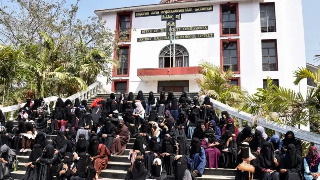 কর্ণাটকের শিভামোগ্গার জেলা প্রশাসকের অফিসের সামনে মুসিলম ছাত্রীদের প্রতিবাদ