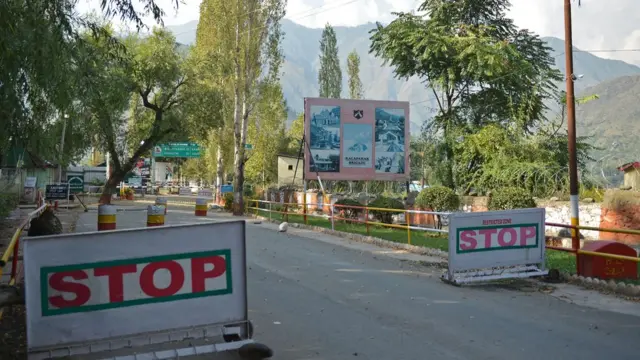 भारच प्रशासित कश्मीर के उड़ी में सेना के कैंप पर 18 सितंबर को हुए चरमपंथी हमले के बाद का दृश्य.