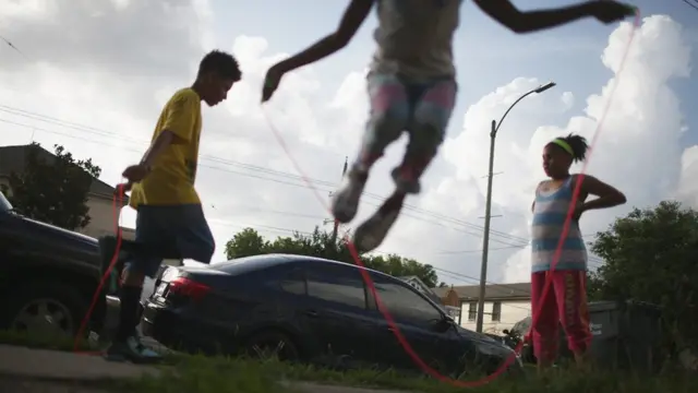 Niños juegan en Nueva Orleans.