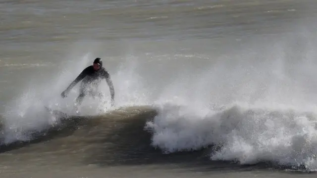 серфингист во время шторма