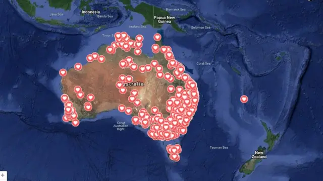 Um mapa da Austrália pontilhado com muitos corações diferentes