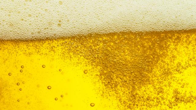 啤酒中的二氧化碳造成泡泡