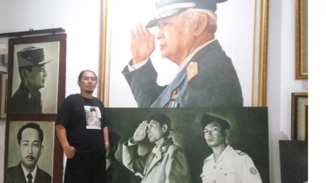 Djoko menunjukkan kecintaannya terhadap Suharto dengan karya lukis