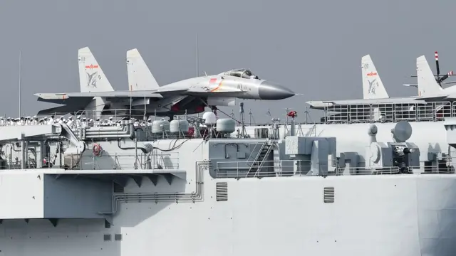 辽宁号航母上的歼-15战斗机（7/7/2017）