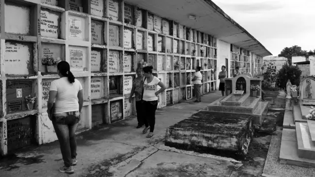 Gente caminando frente a las bóvedas de NN.