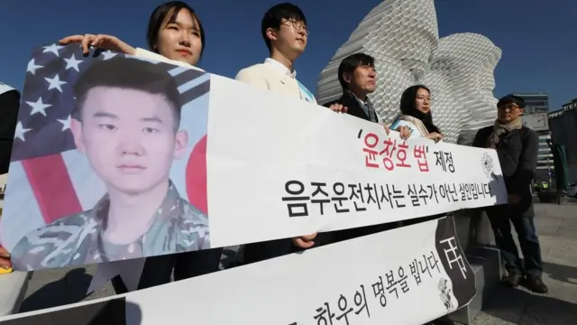 거리에서 '윤창호법' 서명 운동을 하는 윤창호의 친구들