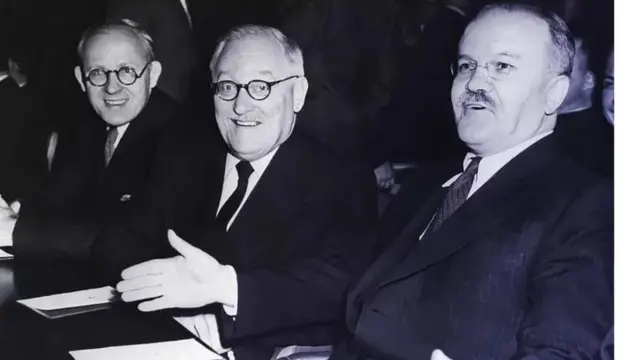ડાબેથી જમણે: 1946માં સંયુક્ત રાષ્ટ્રમાં નોવિકોવ, રાજદ્વારી એન્ડી વિશિંસ્કી અને વિદેશ પ્રધાન વિચેસ્લાવ મોલોટોવ