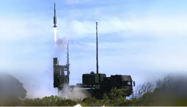 Для IRIS-T SLM немає "мертвих зон" у межах свого радіусу дії. В інших ракетних комплексах через особливості конструкції та наведення можуть бути проблеми з ураженням цілей, які перебувають безпосередньо над ними