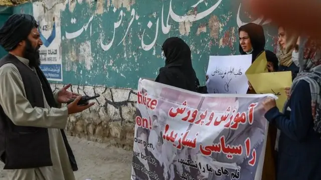 اعتراض گروهی زنان به محدودیت آموزش از سوی طالبان