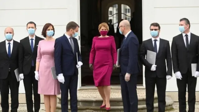 Президент Словакии Зузана Чапутова взяла за правило подбирать маску к платью