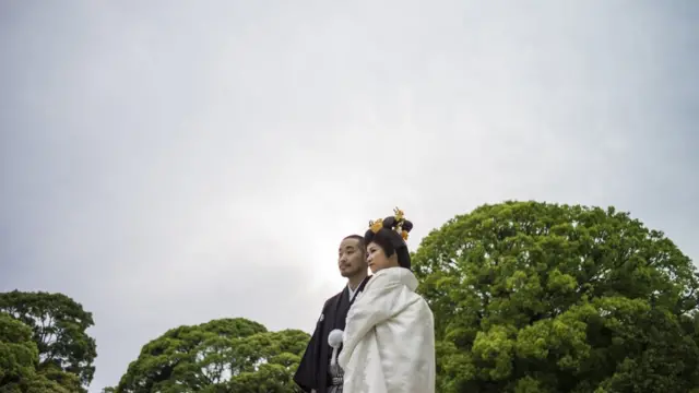 Pareja japonesa con trajes tradicionales
