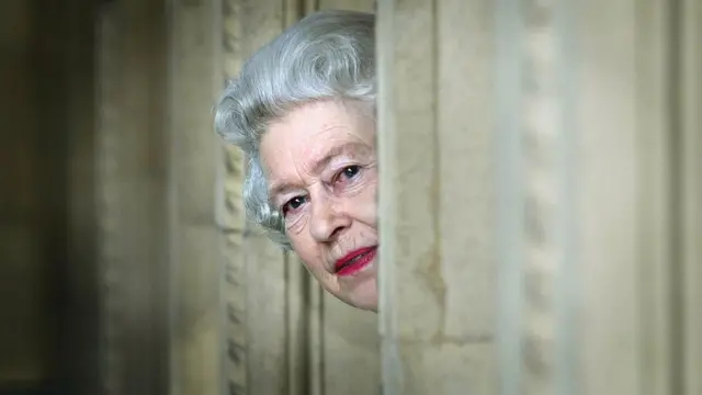 Елизавета II выглядывает из за двери