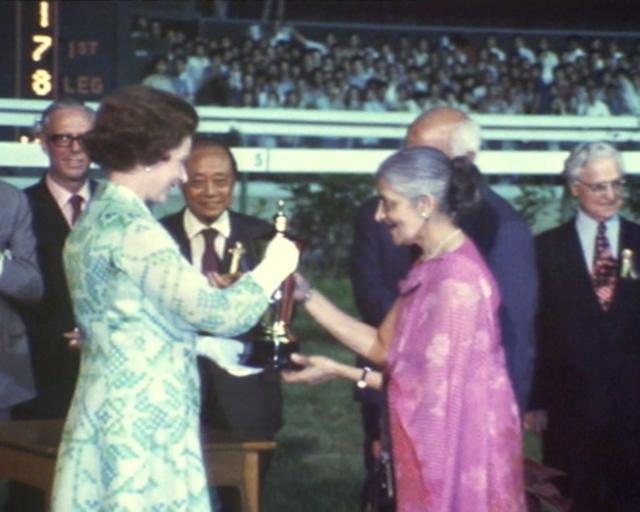 香港快活谷马场（跑马地）伊丽莎白二世女王（左）向女皇杯冠军马匹“利是吉”马主鲍明夫人（Mrs HT Barma）颁发奖杯（5/5/1975）