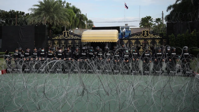 กลุ่ม "ราษฎร" ถึงราบ 11 ตั้งคำถาม "กองกำลังส่วนพระองค์"