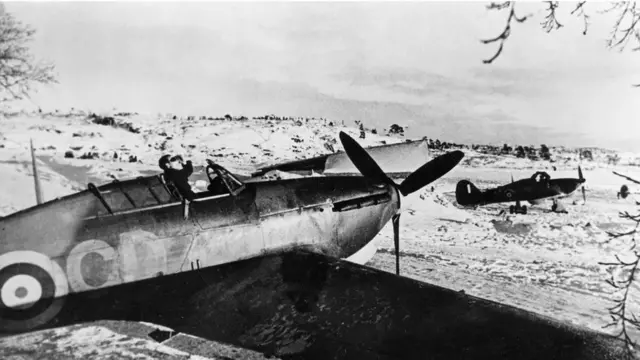 بعض المقاتلات "هوريكان" كانت تنطلق من المطارات العسكرية شمال روسيا لتحمي قوافل القطب الشمالي