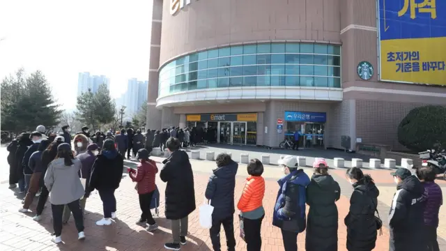 대구 시민들이 마스크 구매를 위해 줄 서 있는 모습