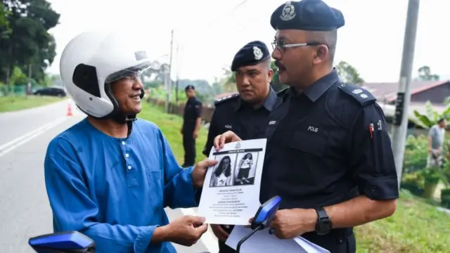 नोरा की गुमशुदगी का पोस्टर उस इलाके से गुजरने वाले लोगों को दिया जा रहा था ताकि उससे जुड़ी कोई सूचना मिल सके