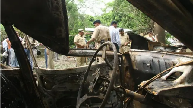 અમદાવાદમાં સંખ્યાબંધ વિસ્તારોમાં એક પછી એક થયેલા બૉમ્બધડાકાની ઘટનાએ ભયનો માહોલ સર્જી દીધો હતો