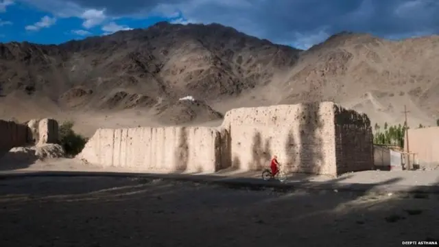 सायकल चालवताना महिला भिक्खू