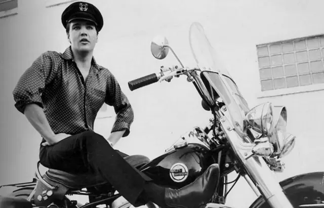 હાર્લે-ડેવિડસન મોટરબાઈક પર બેઠેલા વિખ્યાત ગાયક એલ્વિસ પ્રિસ્લે