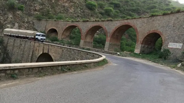 ኣብ ቅድሜኻ ቢንቶ እንተሃልዩ እሞ ከኣ ካብ ዓቐበት ዝወርድ መኪና ቀዳምነት ክትህቦ ትግደድ። ናይ ጽዕነት መኪና እሞ ድማ ምስ ተጎታቲ ኣብ ቢንቶ ወይ መጣወዪ እንተጓኒፉካ ምእንቲ ሓበራዊ ድሕነት ቀዳምነት ክትህቦ ይግባእ።