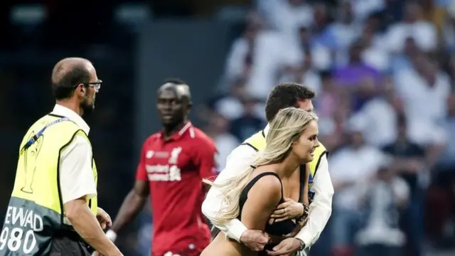 فتاة تقتحم الملعب