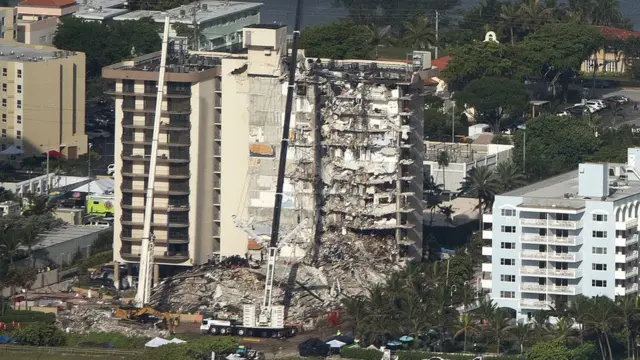 Vista distante del edificio derrumbado en Surfside