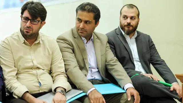 عمار صالحی (نفر اول از راست) فرزند سرلشکر عطالله صالحی فرمانده قبلی ارتش به اتهام "معاونت در اخلال نظام اقتصادی کشور از طریق تحصیل مال نامشروع" تحت محاکمه است