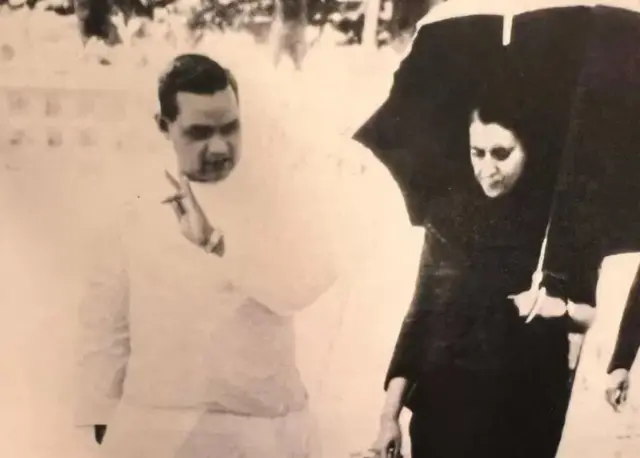 इंदिरा गांधी यांच्यासमवेत अटल बिहारी वाजपेयी