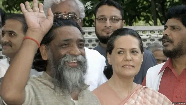 2004లో అప్పటి జేఎంఎం చీఫ్ శిబూ సోరెన్‌తో సోనియా గాంధీ