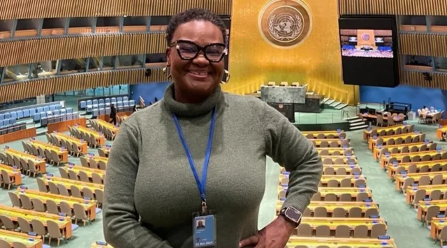 Valérie pose dans la salle de conférence des nations-unies